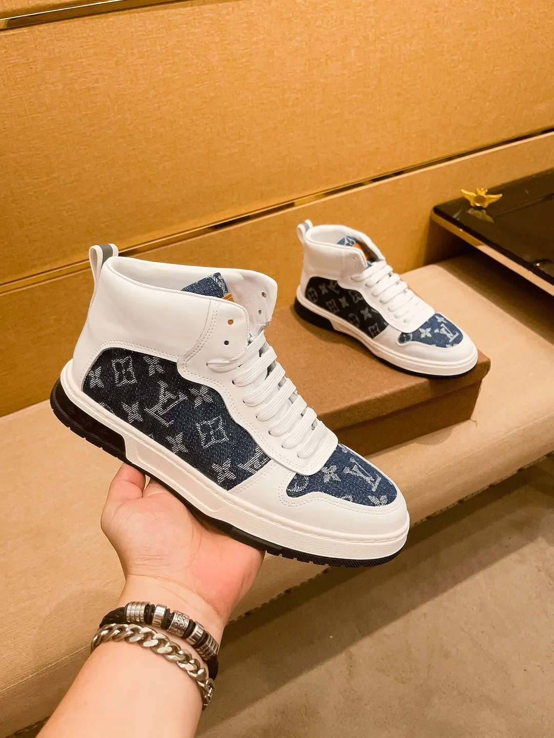 Men's shoes 💰 440💰【 LV 】🔥 Louis Vuitton, high-end men's shoes brand, official website 1:1 latest masterpiece: the upper is made of first-layer cowhide imported from Italy with a comfortable and breathable lining➕original non-slip and wear-resistant outsole🔥, making walking more convenient and comfortable! An exclusive new model, a stunning work, a beautiful 1:1 replica [color] compared to the official quality! Create a fashionable personality to set off your uniqueness! A must-have for trendy men! Classic🔥Size: 38-44 Color: 🔥Multiple colors available🔥